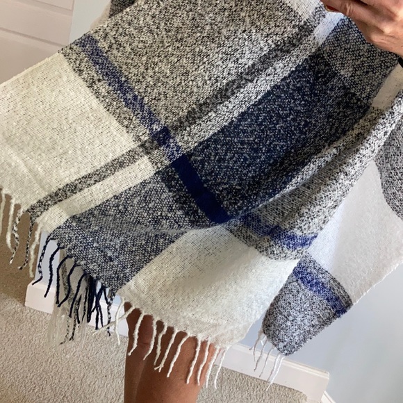 Gorgeous Fringed Shawl/Cape - Picture 7 of 7